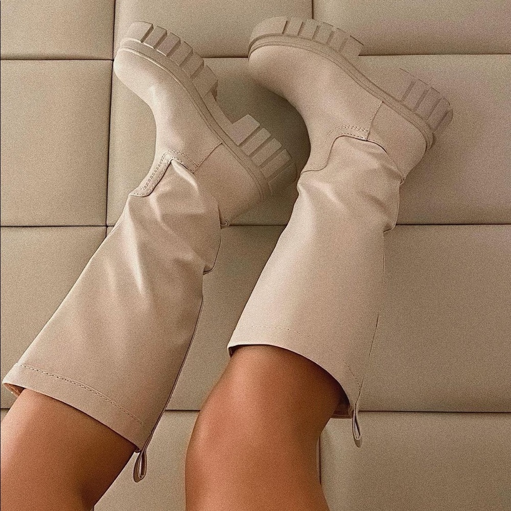 🍁🍂HP🍂🍁 𝐋𝐀𝐒𝐓 𝗡𝗪𝗧 𝗭𝗮𝗿𝗮 • High Shaft Treaded Sole Boots - Picture 7 of 16
